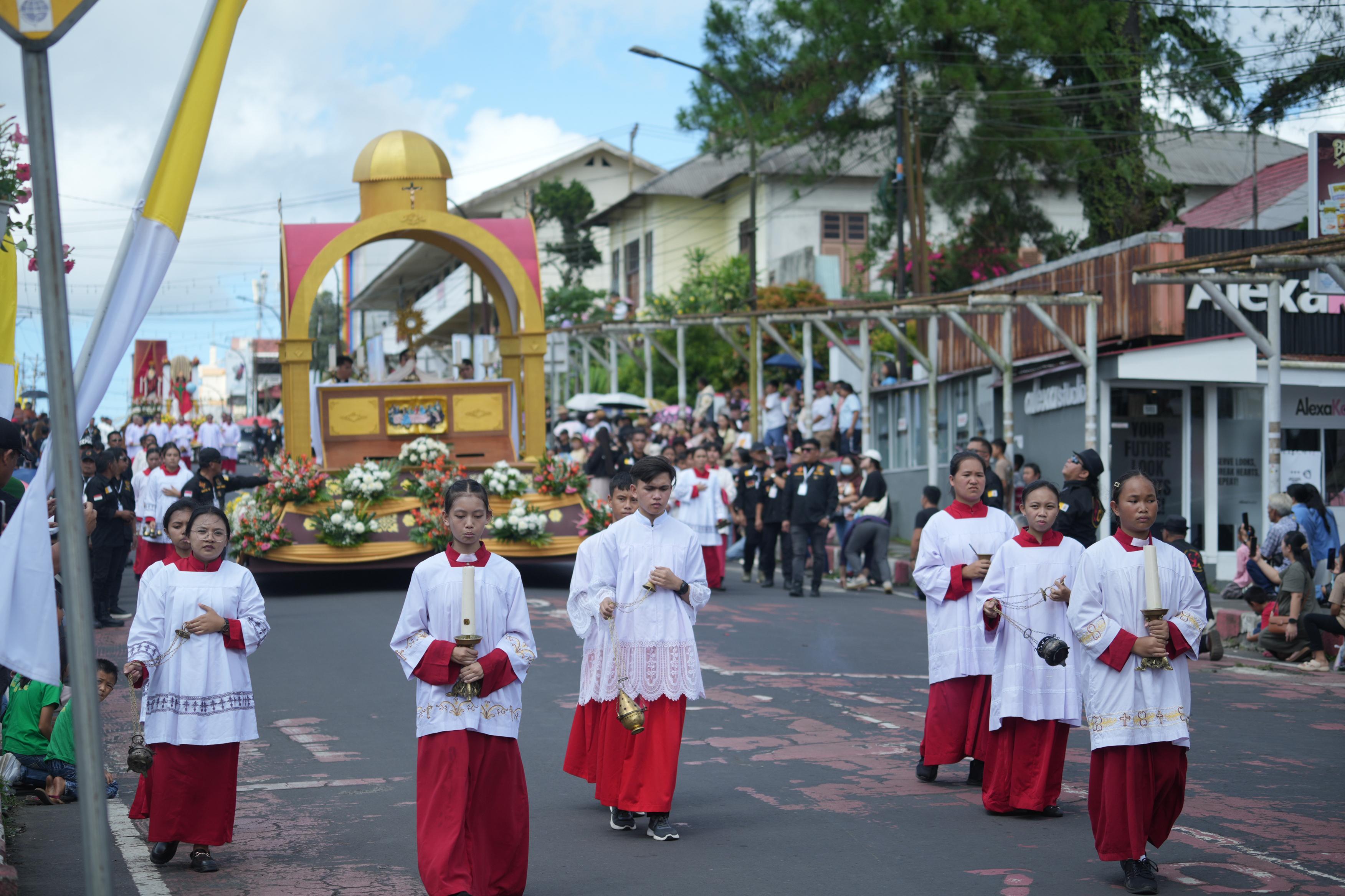 Perarakan Festival Kristus Raja 2025 di Tomohon, Spektakuler
