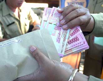 Gaji PNS Mulai Disalurkan