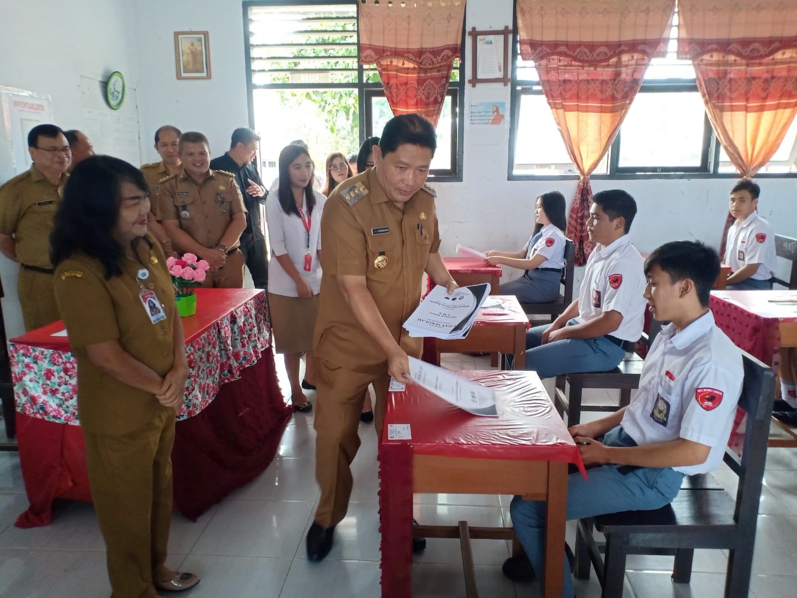 Penjabat Bupati Kumendong Buka Naskah Ujian Akhir Sekolah di SMA 1 Kakas