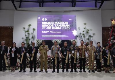 Caroll-Sendy Turut Mendampingi Gubernur Yulius Buka SMST GMIM 2025